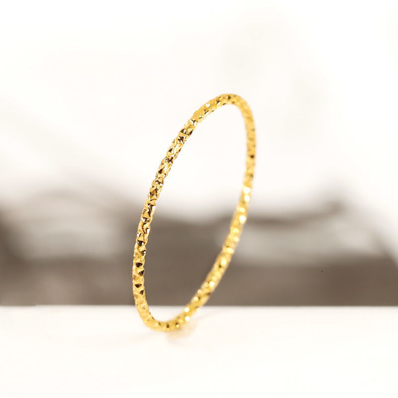 Zarter Ring mit Struktur