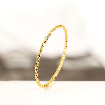 Zarter Ring mit Struktur