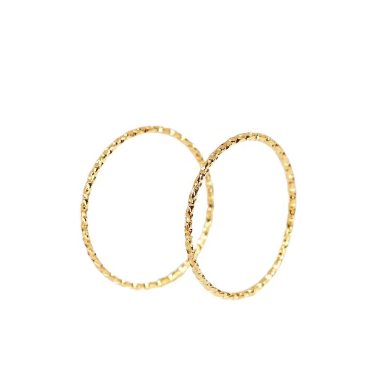 Zarter Ring mit Struktur