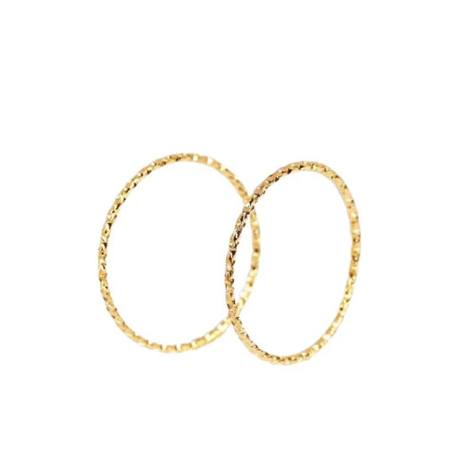 Zarter Ring mit Struktur