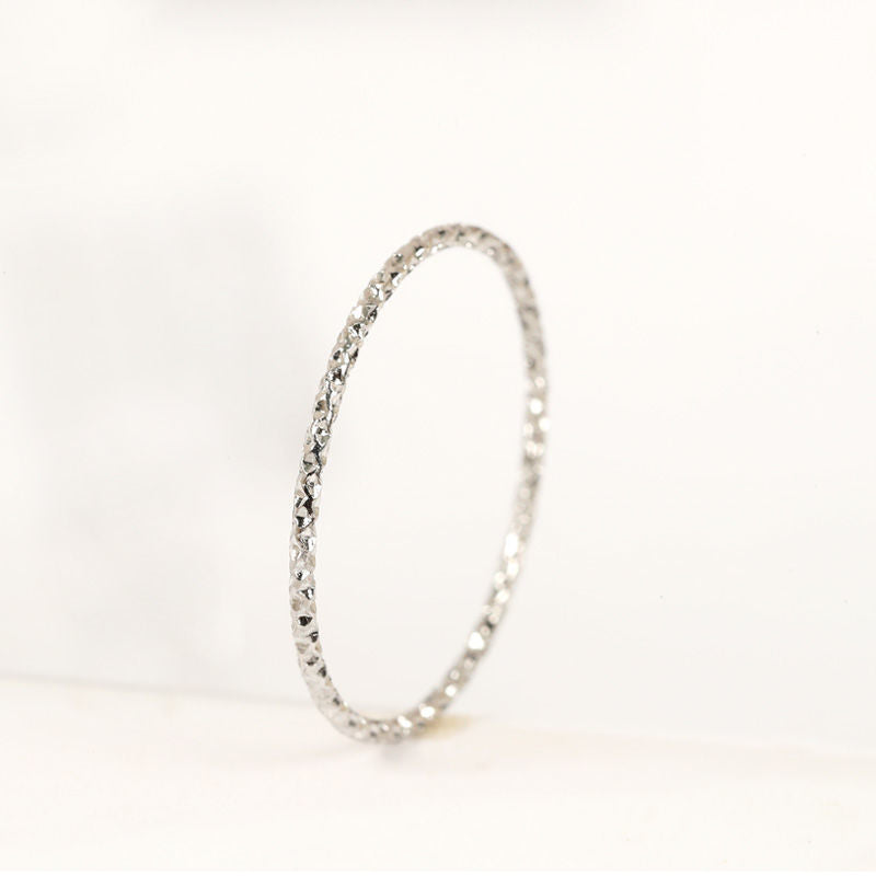 Zarter Ring mit Struktur