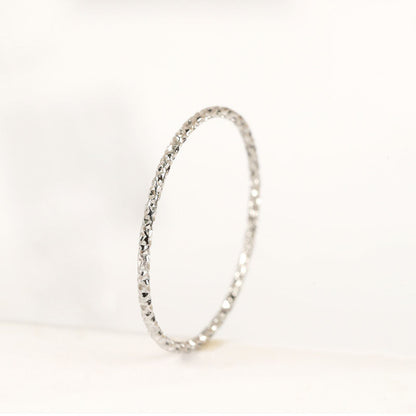 Zarter Ring mit Struktur