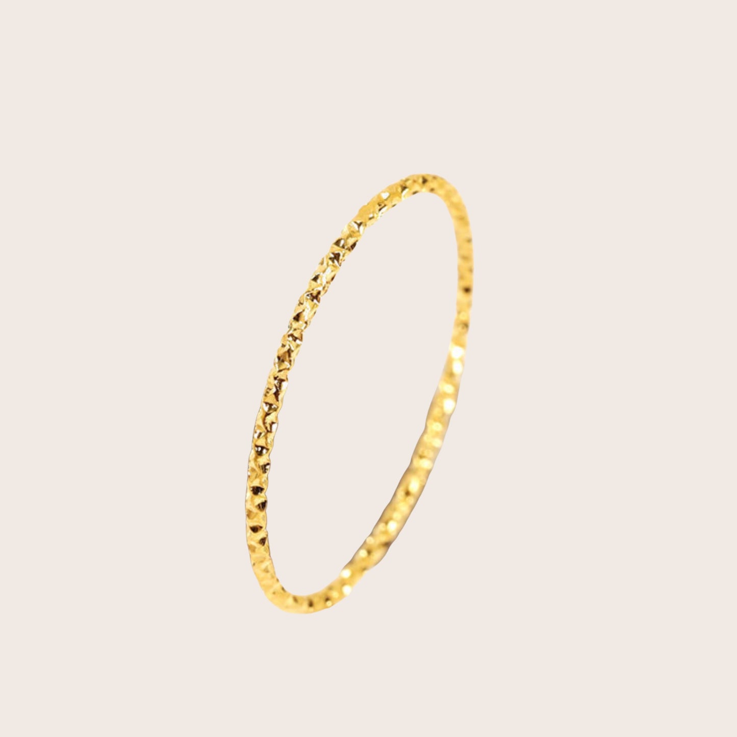 Zarter Ring mit Struktur