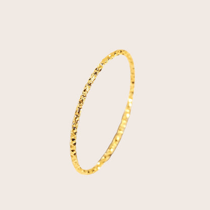 Zarter Ring mit Struktur