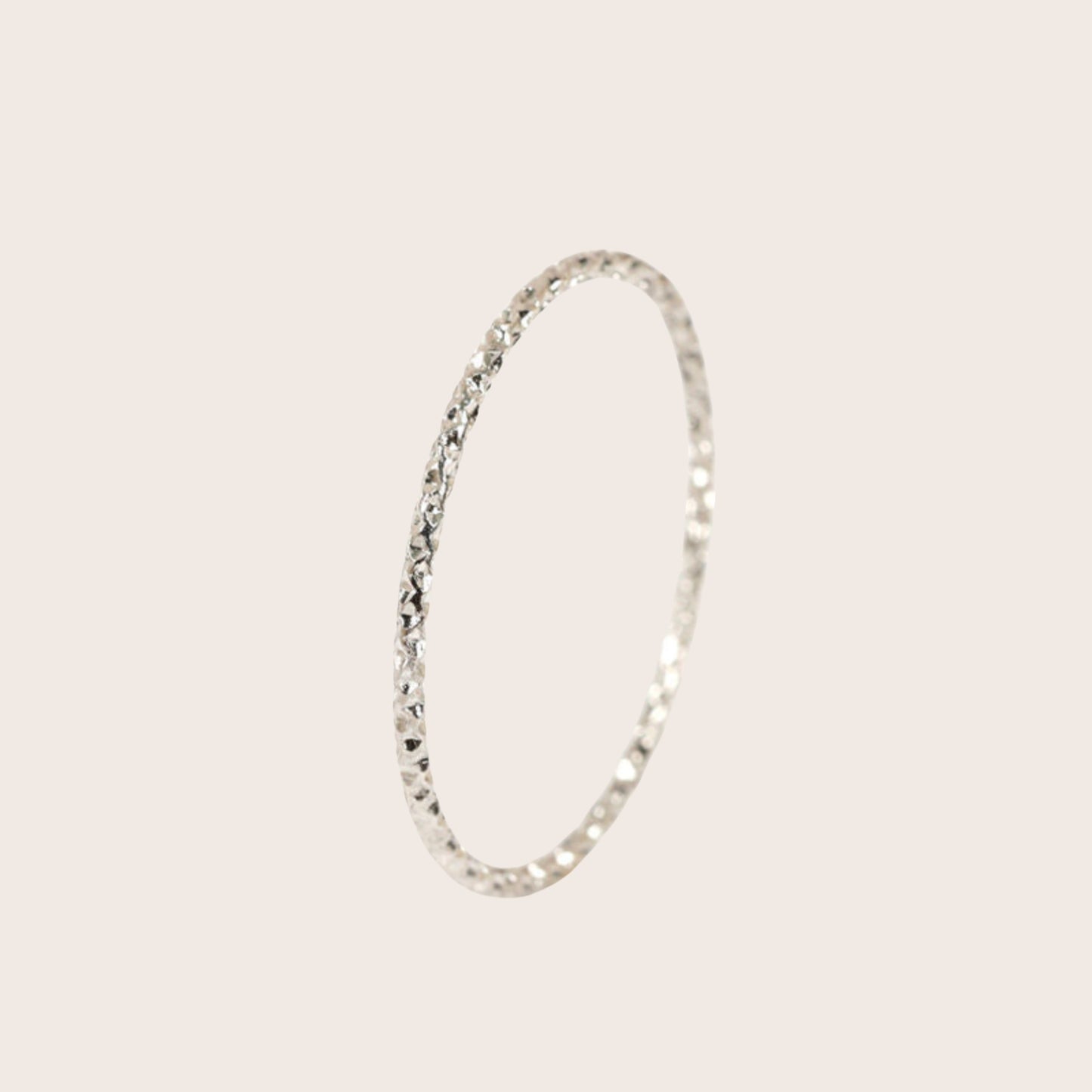 Zarter Ring mit Struktur