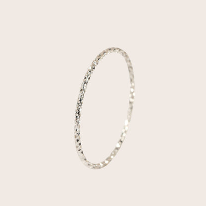 Zarter Ring mit Struktur