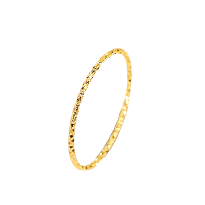 Zarter Ring mit Struktur