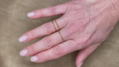 Zarter Ring mit Struktur